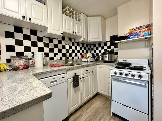 Building Photo - 34 Clark St