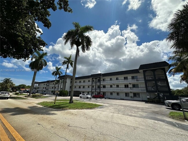 Building Photo - 1400 NE 56th St