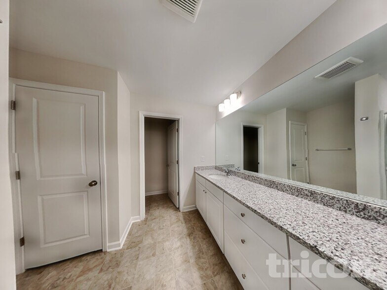 Building Photo - 203 Chapelcrest Ln