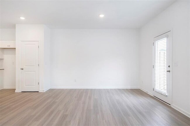 Building Photo - 5740 Thornton Dr