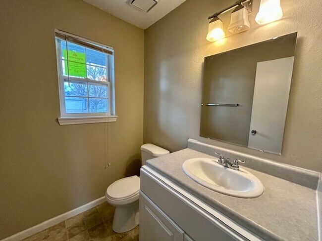 Building Photo - Wonderful 4 Bedroom 2.5 Bathroom Two Story Home in Lawrence!