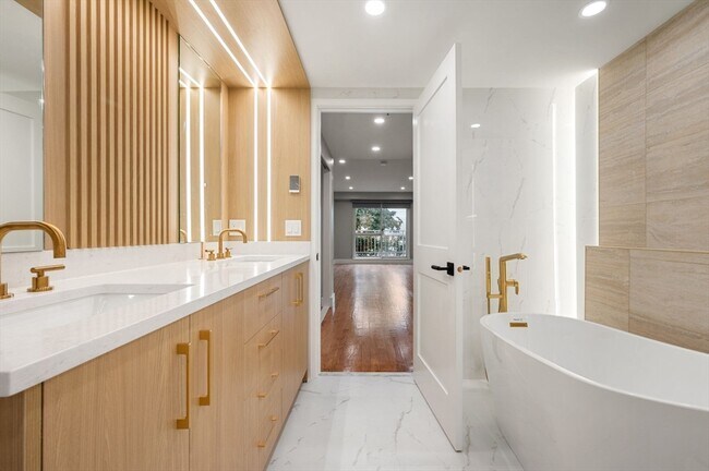 Building Photo - 75-83-83 Cambridge Pkwy