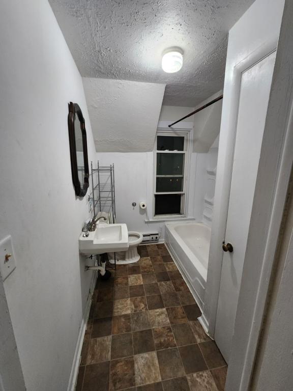 Building Photo - 460 Rose Ln NE