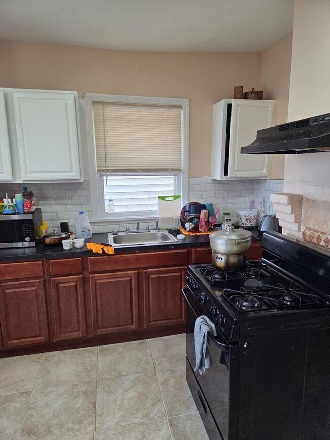Building Photo - Spacious 3.5 BDR Apartment with Closed Front Balcony & Backyard Access!