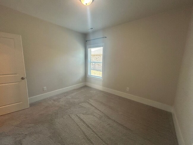 Building Photo - LIMITED TIME DEAL! $350 OFF FIRST MONTH RENT