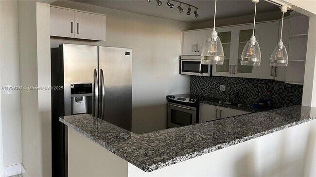 Building Photo - 2500 Parkview Dr