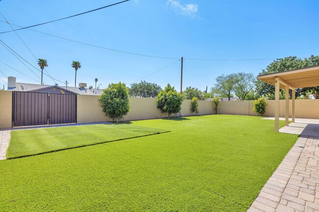 Building Photo - Tempe 6-Bedroom Home Featuring Large Turf Yard & Ideal Location