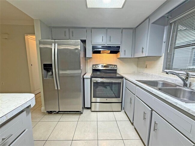 Building Photo - 9239 Dresden Ln