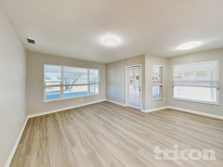 Building Photo - 3798 Fontainebleau St