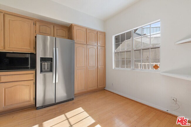 Building Photo - 2025 S Beverly Glen Blvd