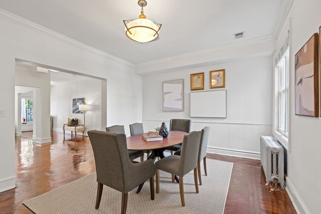 Building Photo - Gorgeous, Spacious 4BR with Updated Kitche...