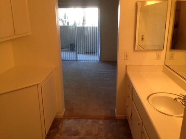 Building Photo - BEAUTIFUL ONE BEDROOM ONE BATH CONDO WITH ...