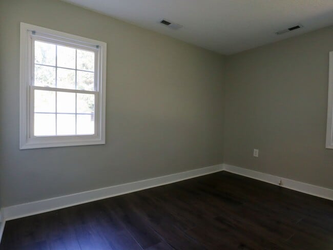 Building Photo - Cozy 2-Bedroom Home on Half an Acre in Nor...