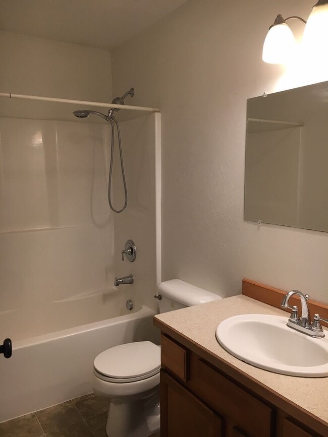 Building Photo - 4 Bedroom 2 Bathroom House - Close to MSU Campus