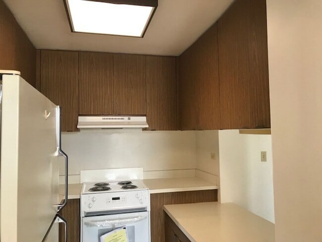 Building Photo - Pacific Manor - 1 bedroom, 1 bath. No parking - Avail 8/4/26