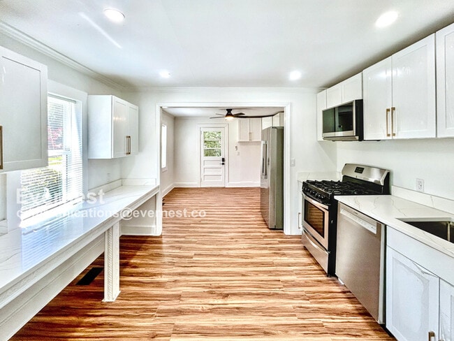 Building Photo - 1391 N Druid Hills Rd NE