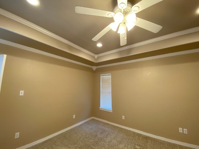 Building Photo - Golden Meadows Rental