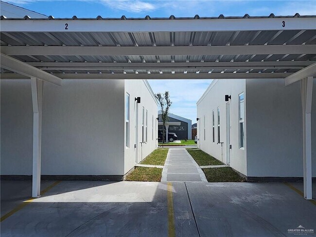 Building Photo - 1421 E Hibiscus Ave