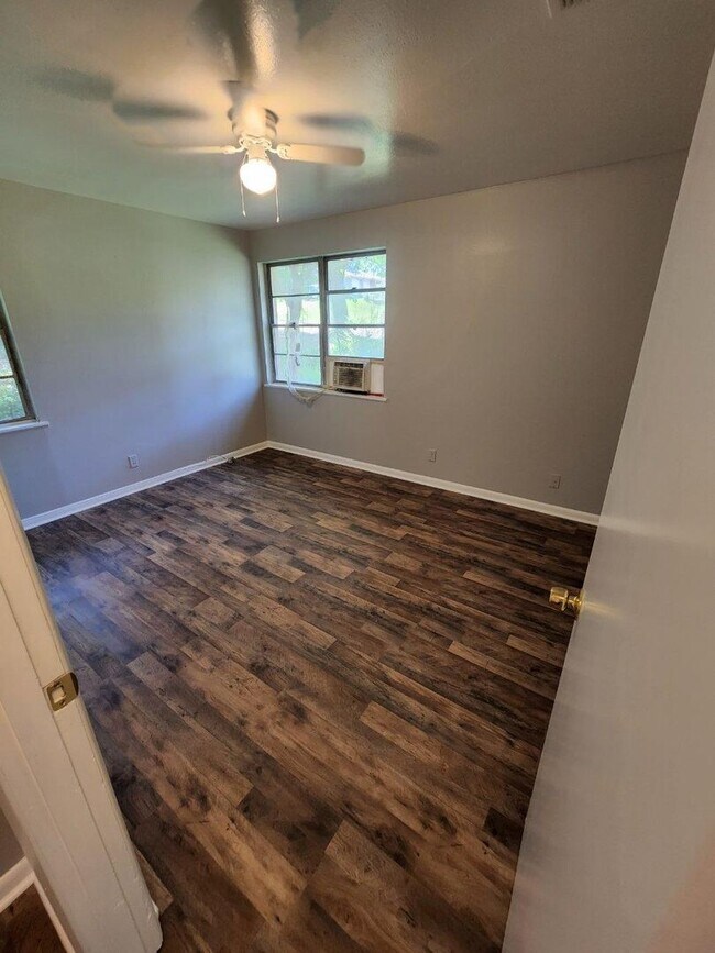 Building Photo - Completely refinished and updated!!