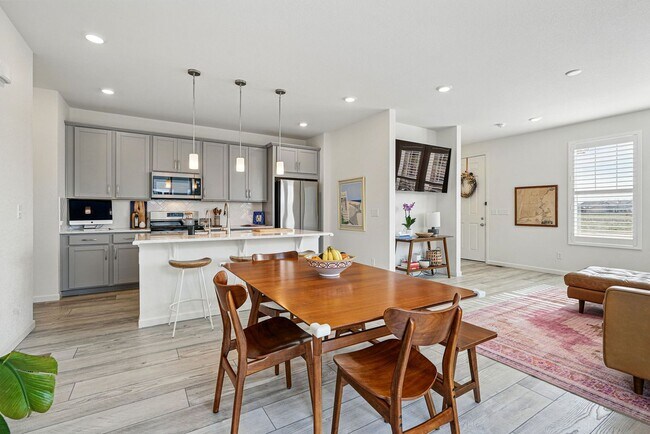 Building Photo - Spacious 3BR/3BA Townhome-Available NOW!