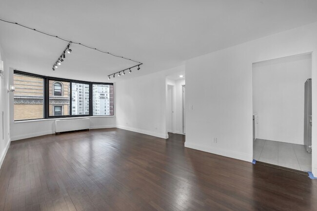 Building Photo - 155 W 70th St
