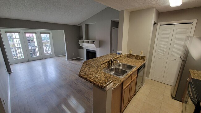Building Photo - Gated, Updated 2 bedroom, 1 bath Condo in ...
