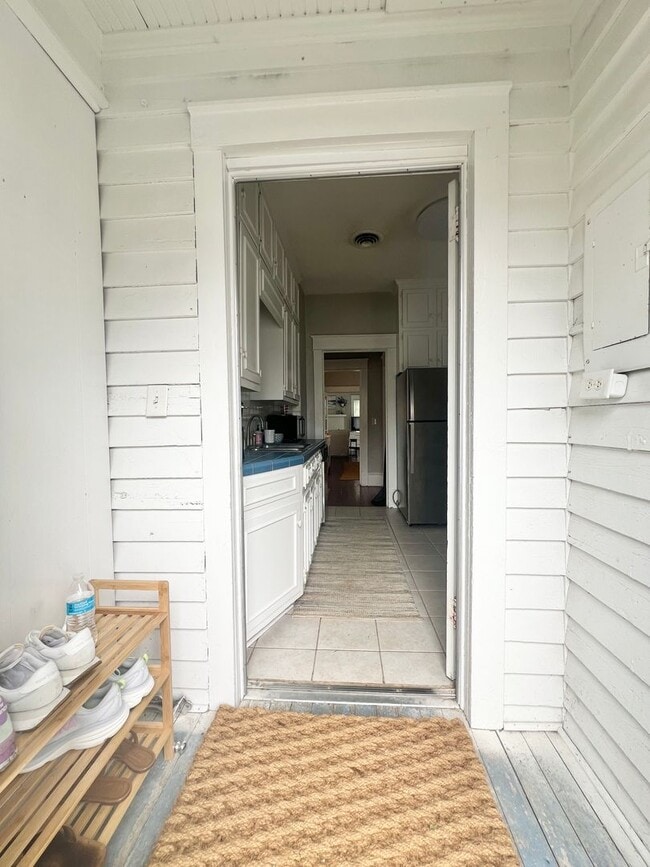 Building Photo - Beautiful 2 Bedroom home one block from ECU!