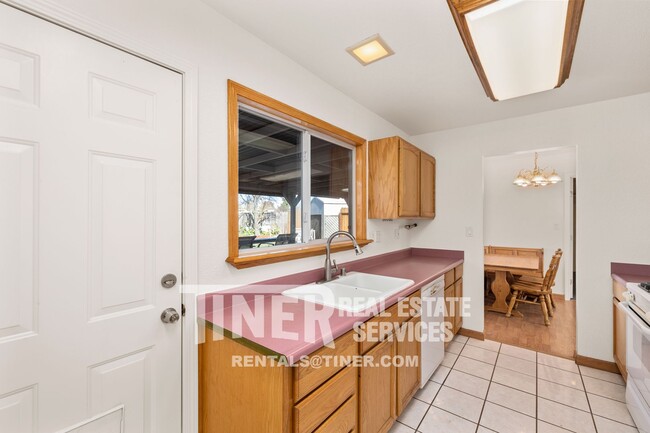 Building Photo - Pet Friendly 3-Bedroom Home with Covered P...