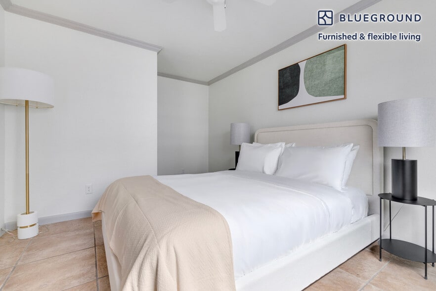 Building Photo - 201 E 4th St