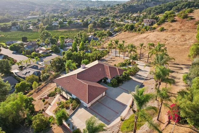 Building Photo - 2908 Lakemont Dr