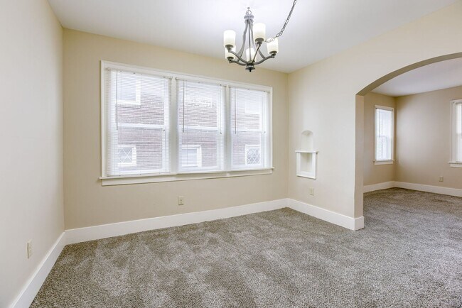 Building Photo - Spacious 3 Bedroom Duplex in the Heart of Midtown Featuring Detached Garage!!