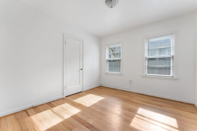 Building Photo - Spacious 6 Bed 2 Bath Home- N Portland Charmer!