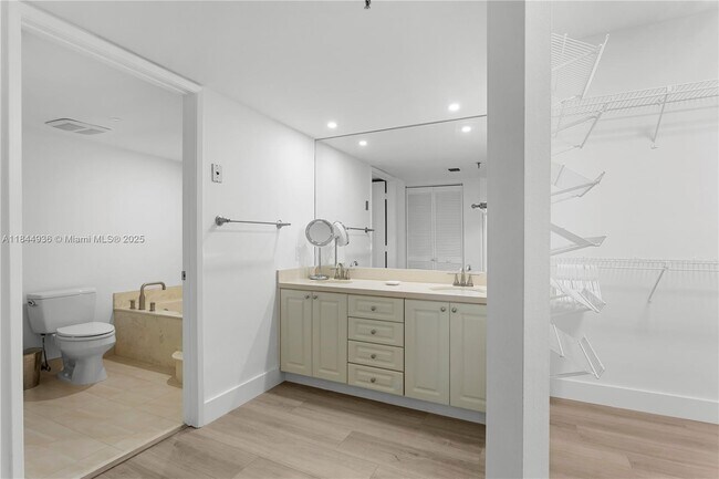 Building Photo - 520 Brickell Key Dr