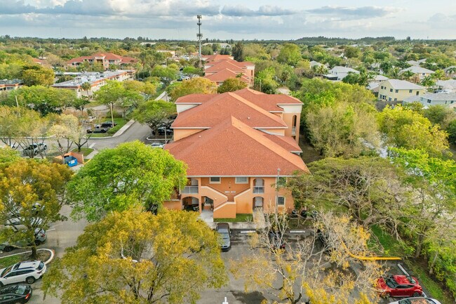 Building Photo - 6960 SW 39th St
