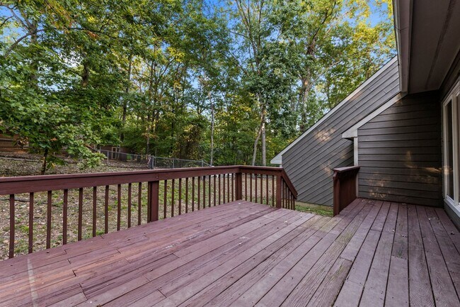 Building Photo - Newly Updated 2 Bedroom, 2 Bath Duplex nea...