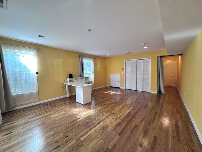 Building Photo - 2 ELCO Ct