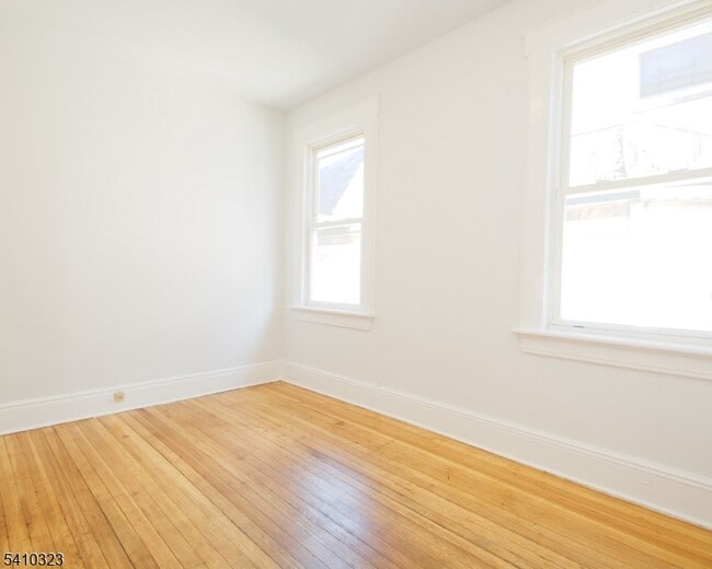 Building Photo - 13 Oxford St