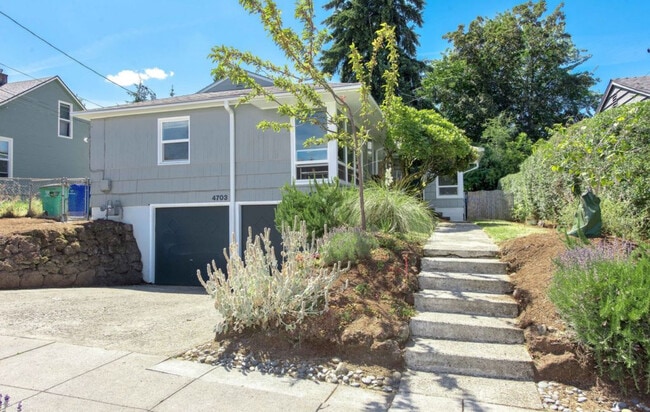 Building Photo - 4703 NE 22nd Ave