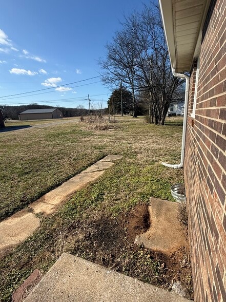 Building Photo - 1736 Greenwood Rd