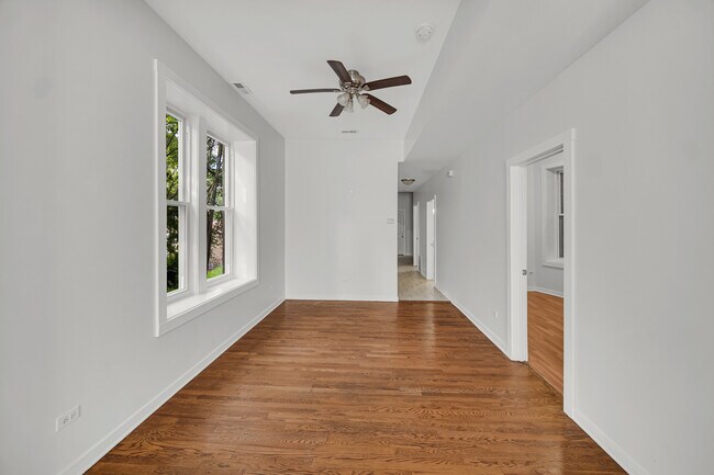 Building Photo - 1826 S Hamlin Ave