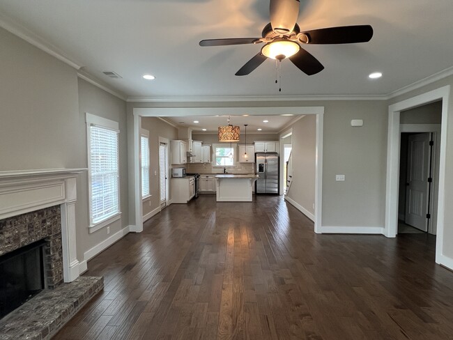Building Photo - 5849 Longview Ln