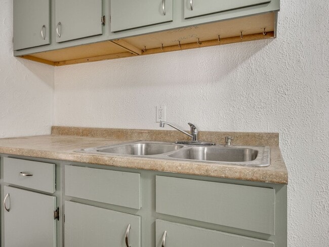 Building Photo - Updated home in Heart of OKC + 4 bedrooms