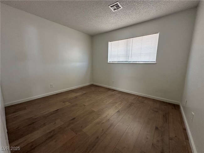 Building Photo - 628 Hidden Valley Dr