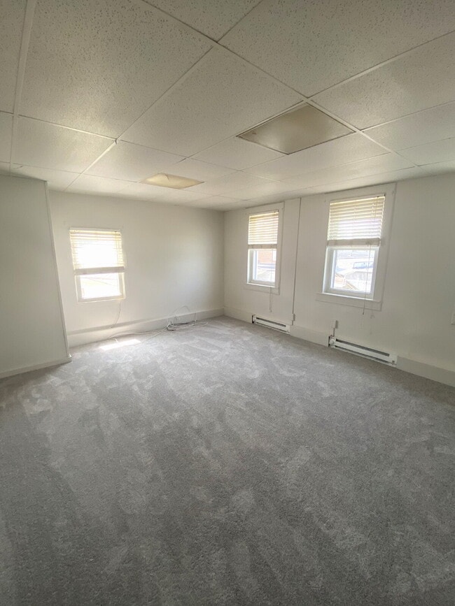Building Photo - LEASE PENDING! Top Floor Apartment in Down...