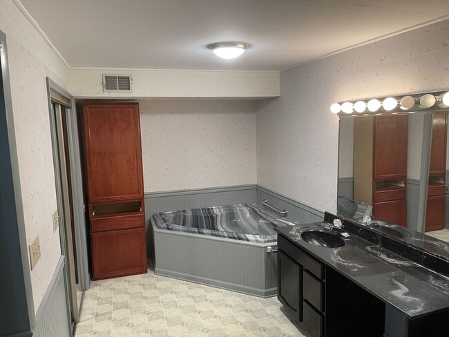 Building Photo - Charming 4 Bedroom, 3 Bathroom Home in the...