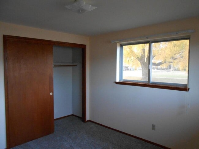 Building Photo - 2860 Willow Dr