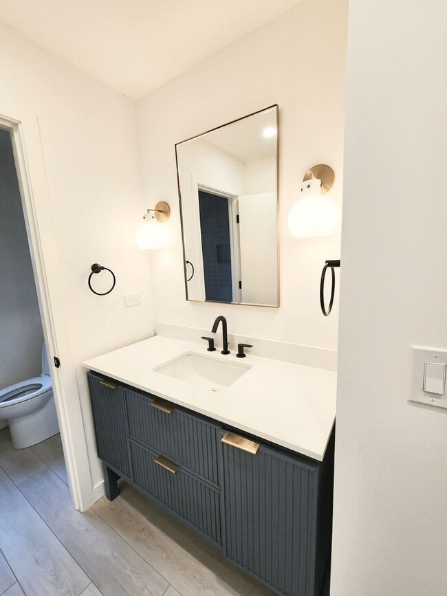 Building Photo - Meticulously renovated 2 bedroom duplex home in central San Mateo