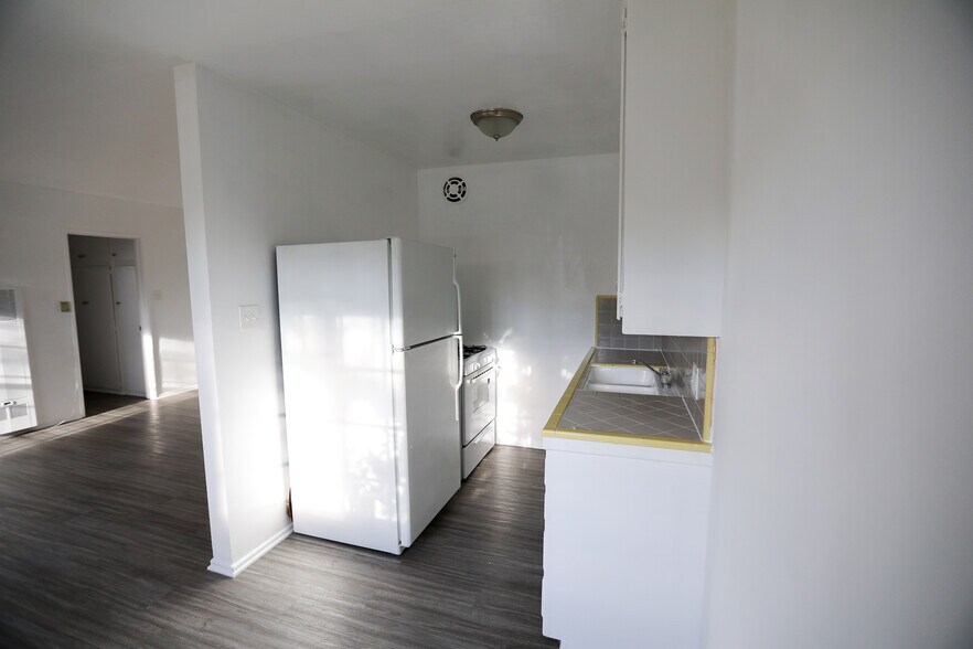 Building Photo - 260 S Sycamore Ave