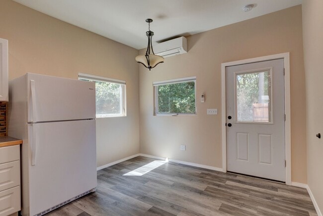 Building Photo - 811 W Patmore Rd