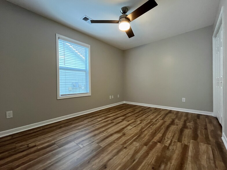 Building Photo - 14 Crestbrook Dr SW